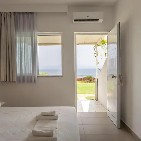 Niforeika Beach Hotel מלון 3*