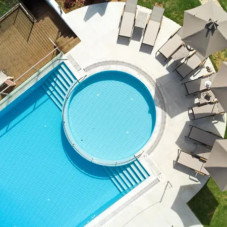 Niforeika Beach Hotel מלון 3*