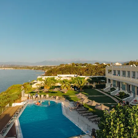מלון Niforeika Beach Hotel