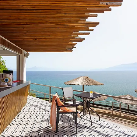 מלון Niforeika Beach Hotel
