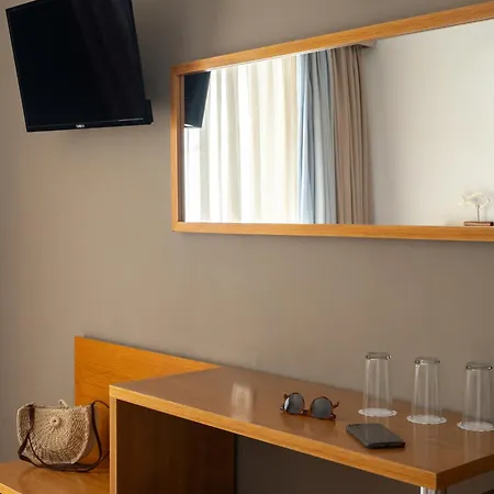 מלון Niforeika Beach Hotel 3*