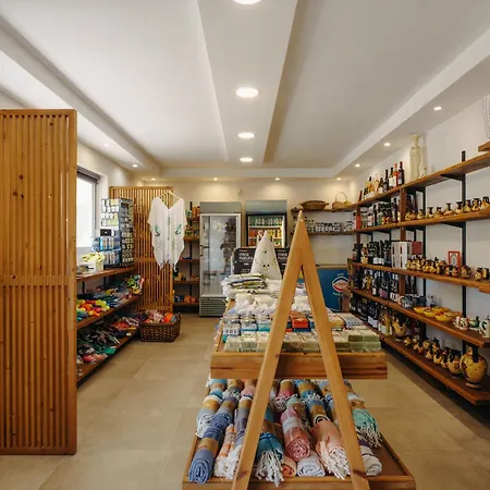 מלון Niforeika Beach Hotel