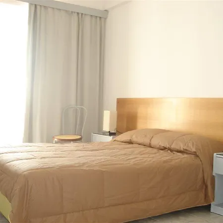 Niforeika Beach Hotel מלון 3*
