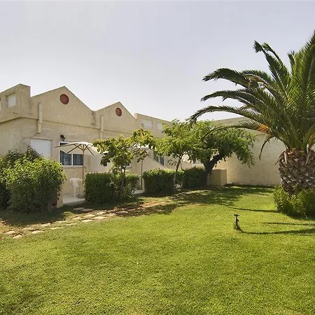 Niforeika Beach Hotel מלון