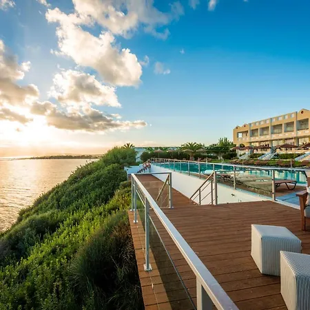 Niforeika Beach Hotel מלון